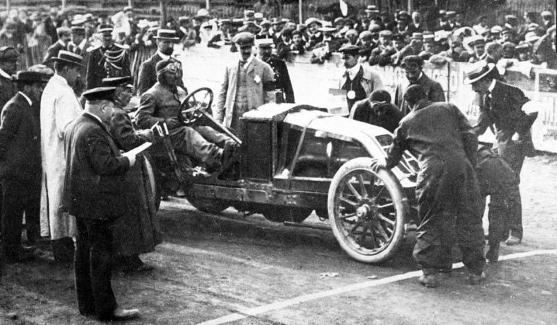 Ferenc Szisz on the first day of the ACF 1906 Grand Prix at the start in Pont de Gennes